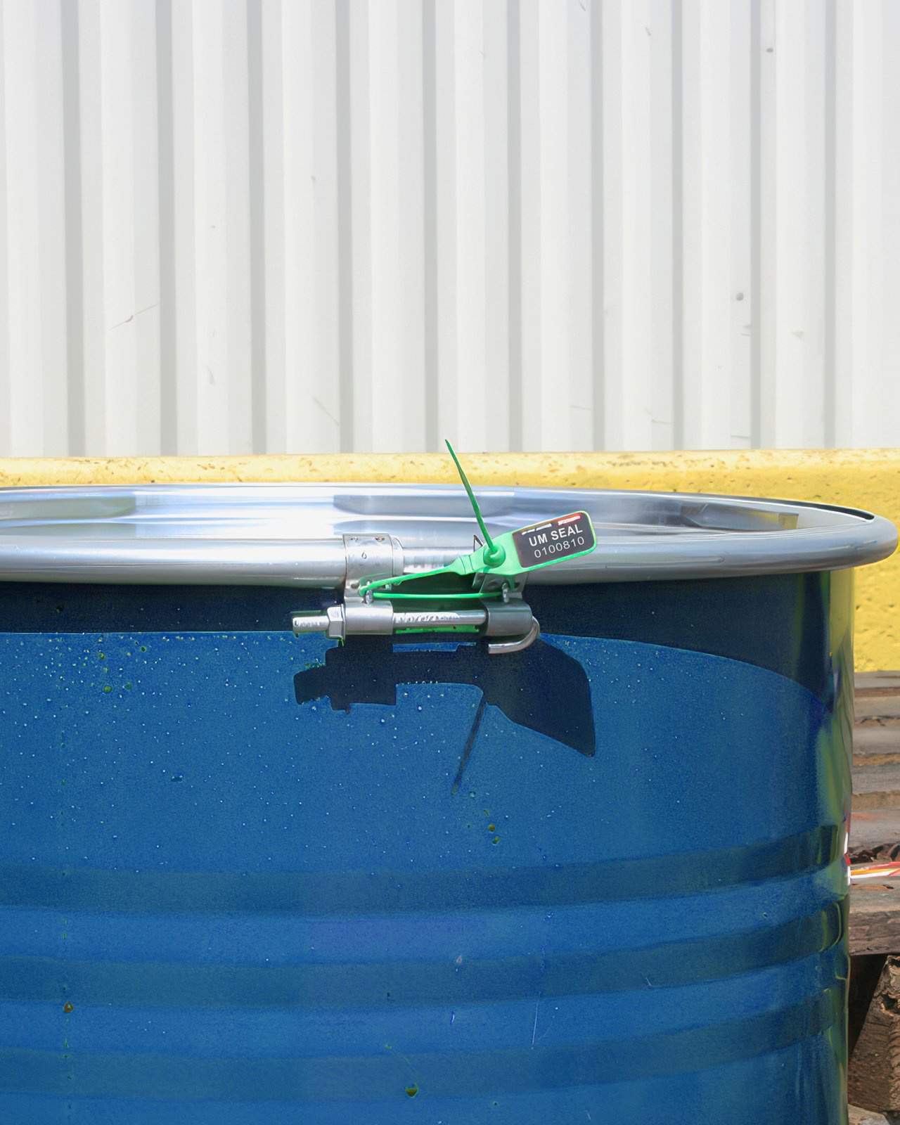 Sealing a drum (drums) with a Universal Seal (Medium) seal